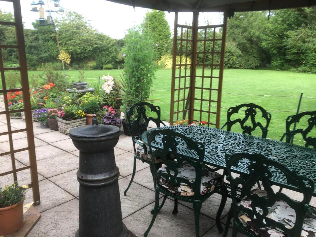 Castle Farmhouse Bed And Breakfast Glenfield Exterior photo